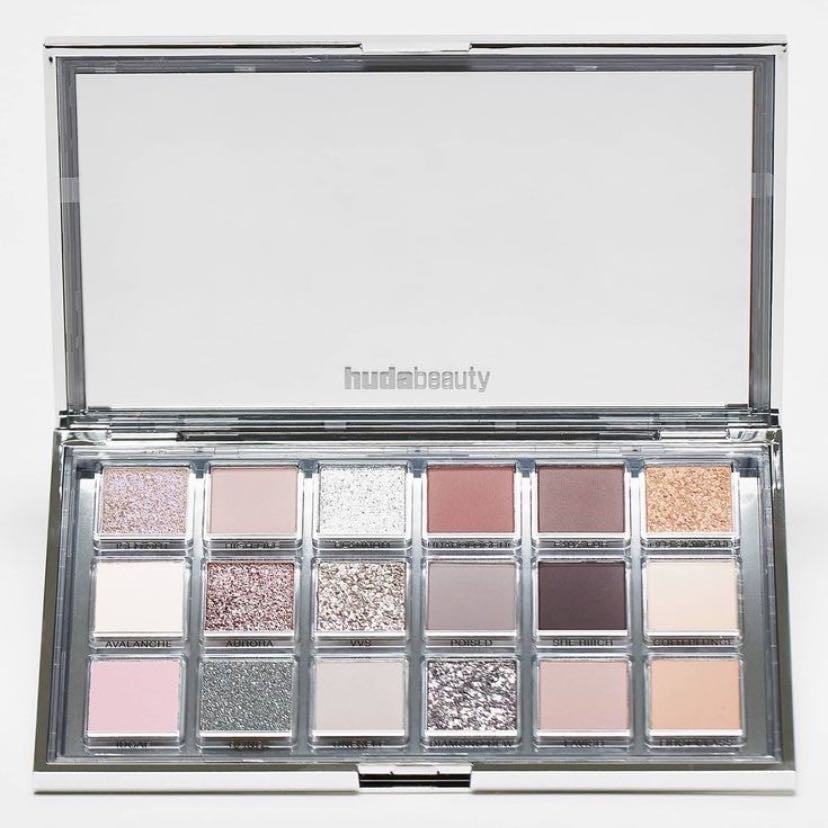 eye shadow palette by huda beauty - ICE NUDE - todos los tonos tienen algo FASCINANTE, me encantan, sobre todo los satinados