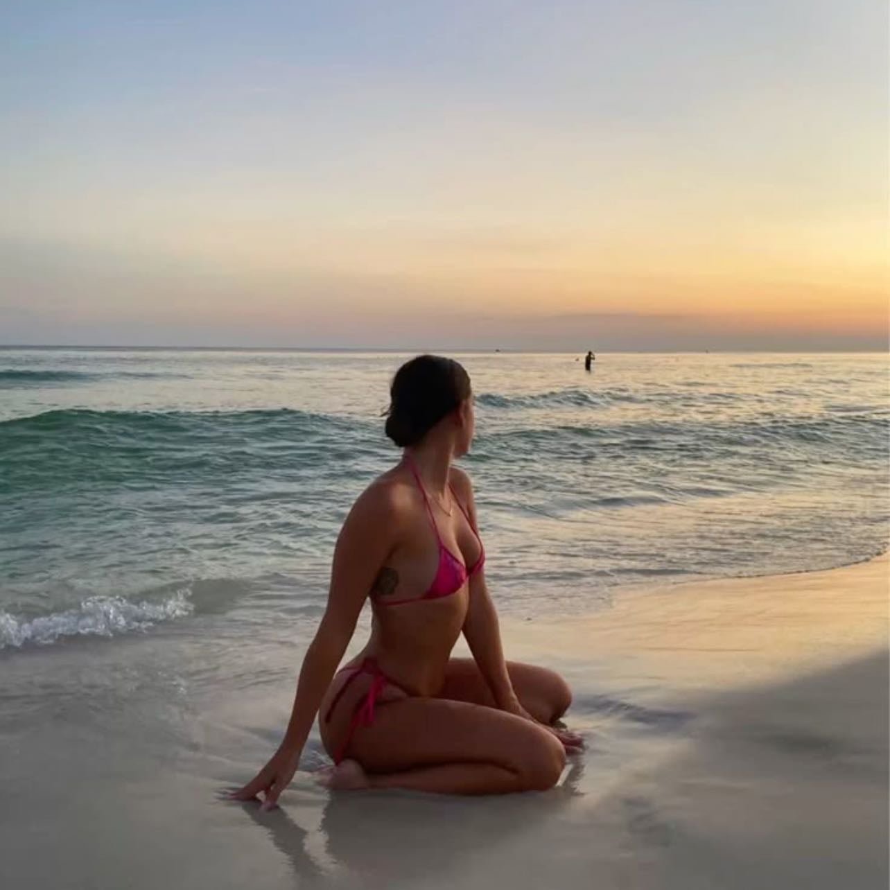 Sentada con bikini en la orilla