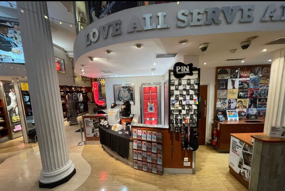Hard Rock Cafe London Rock Shop - 🎤☎️