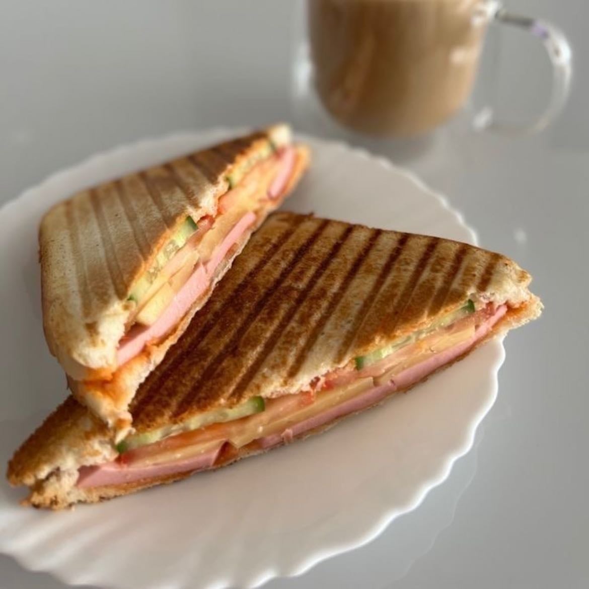 Sándwich 🥪 - Ingredientes:
• Pan
• Jamón
• Queso
• Huevo
• Tomate