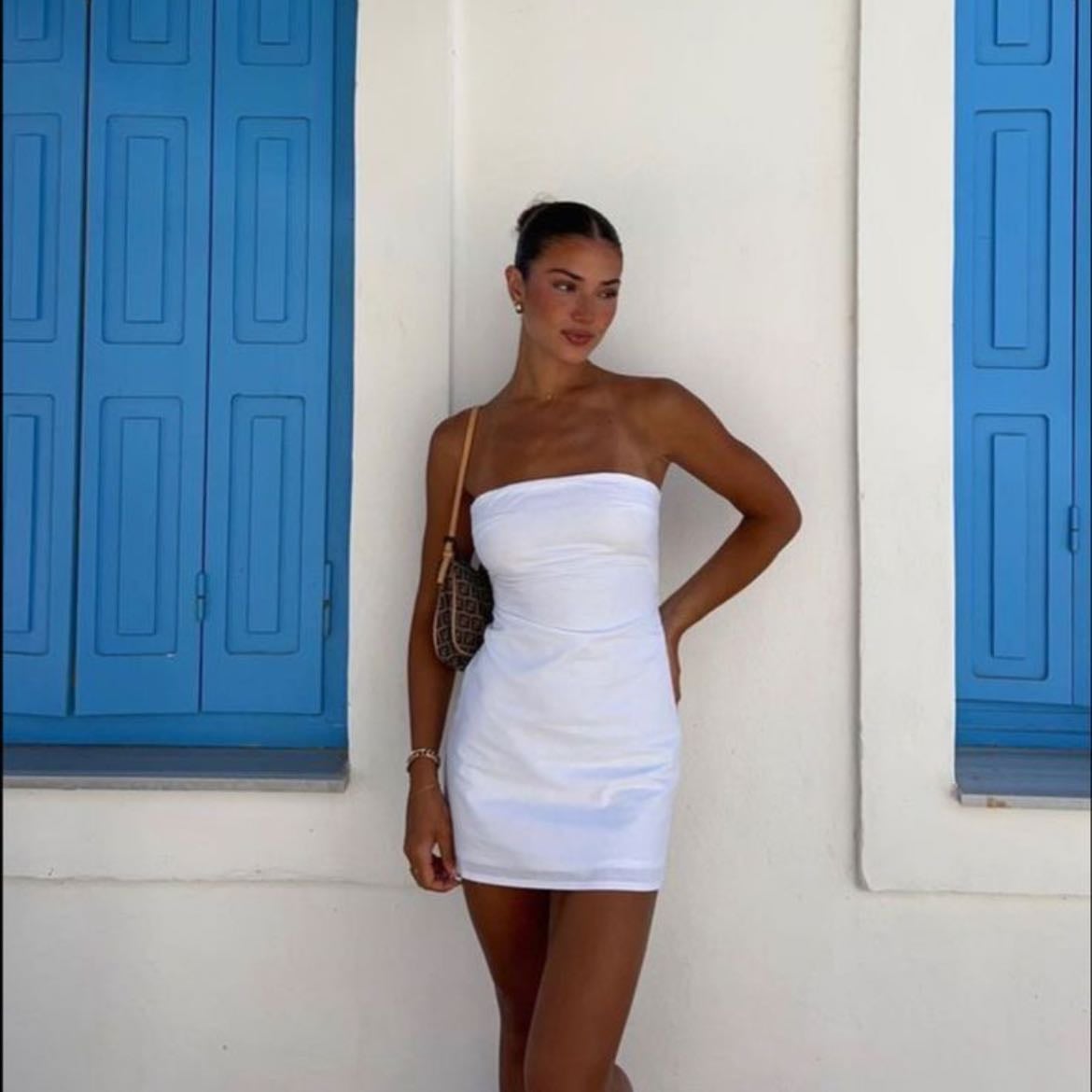 Vestido corto y accesorios