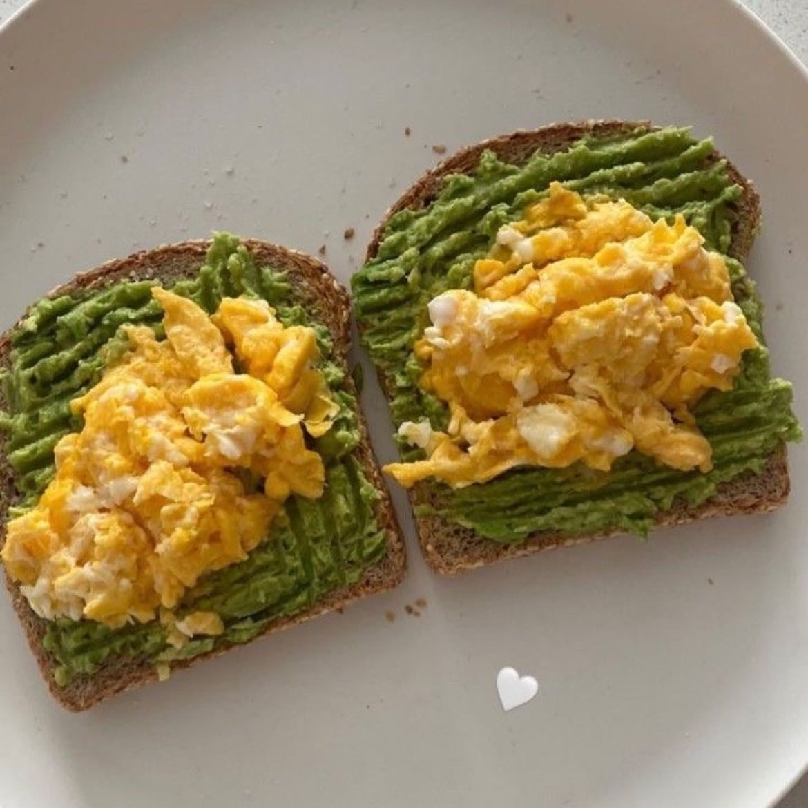 Tostadas de palta con huevo 🥑 - Ingredientes:
• Pan
• Palta
• Huevo
• Sal
• Aceite/Limon