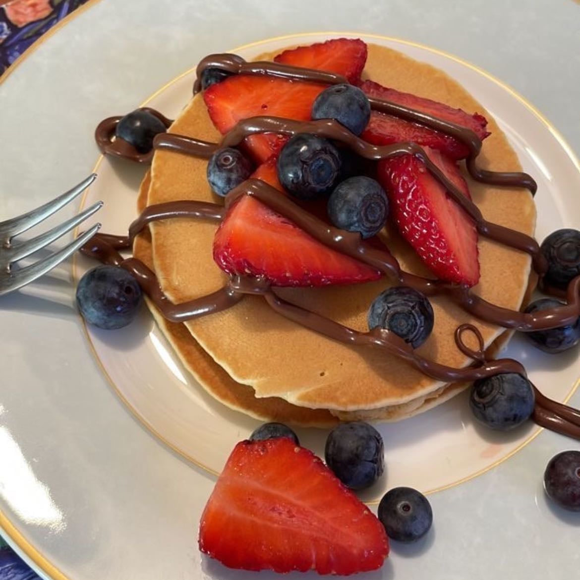 Panqueques 🥞 - Ingredientes:
• Harina
• Huevo
• Leche
• Vainilla
• Azúcar
• Frutas
• Dulce