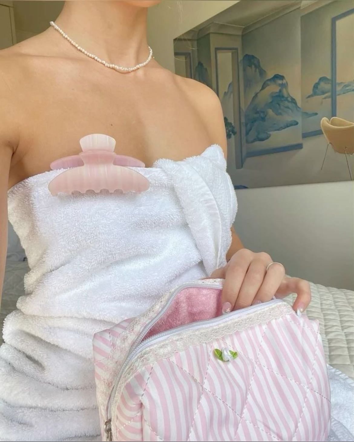 shower- 9pm (9:30 on Wednesday) - wednesday + sunday = hair wash
thursday + monday = exfoliation + shaving
(bath with bath salts + magazine on fridayβs)