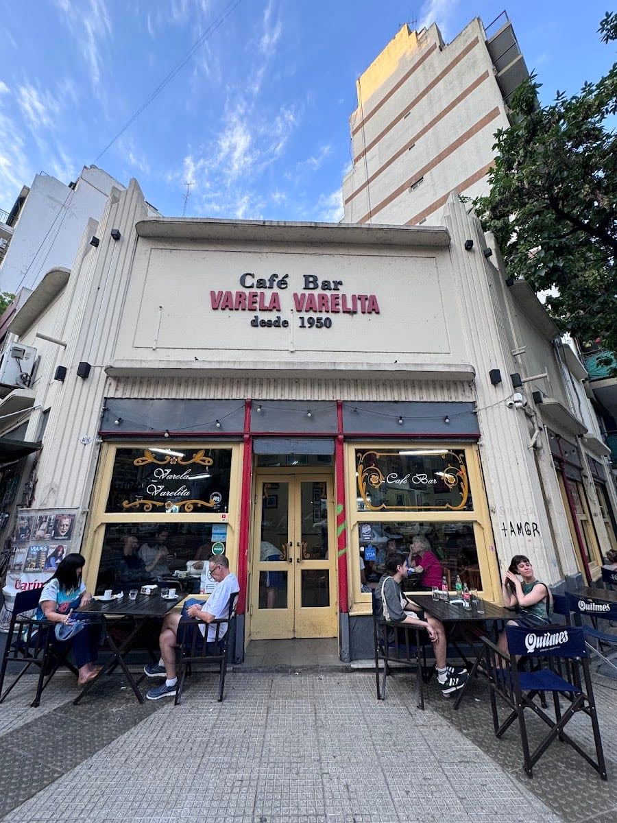 Varela Varelita - bar muito tradicional, parece uma lanchera só que noturna
