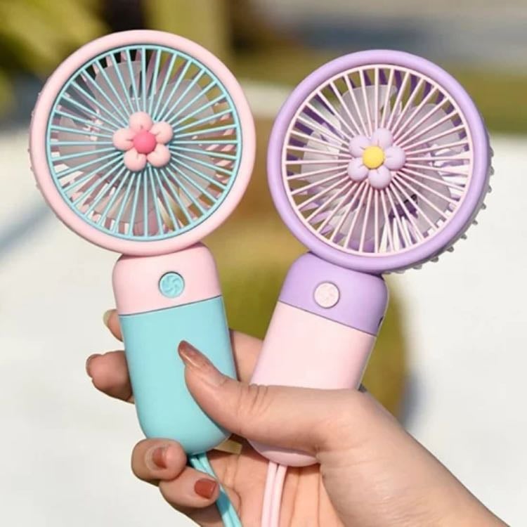 Ventilador - Sé que parece algo innecesario, pero al grabar con luces puede que sudes demasiado. En mi caso siempre tengo un ventilador conmigo para que el Makeup no se arruine y las tomas queden bien.