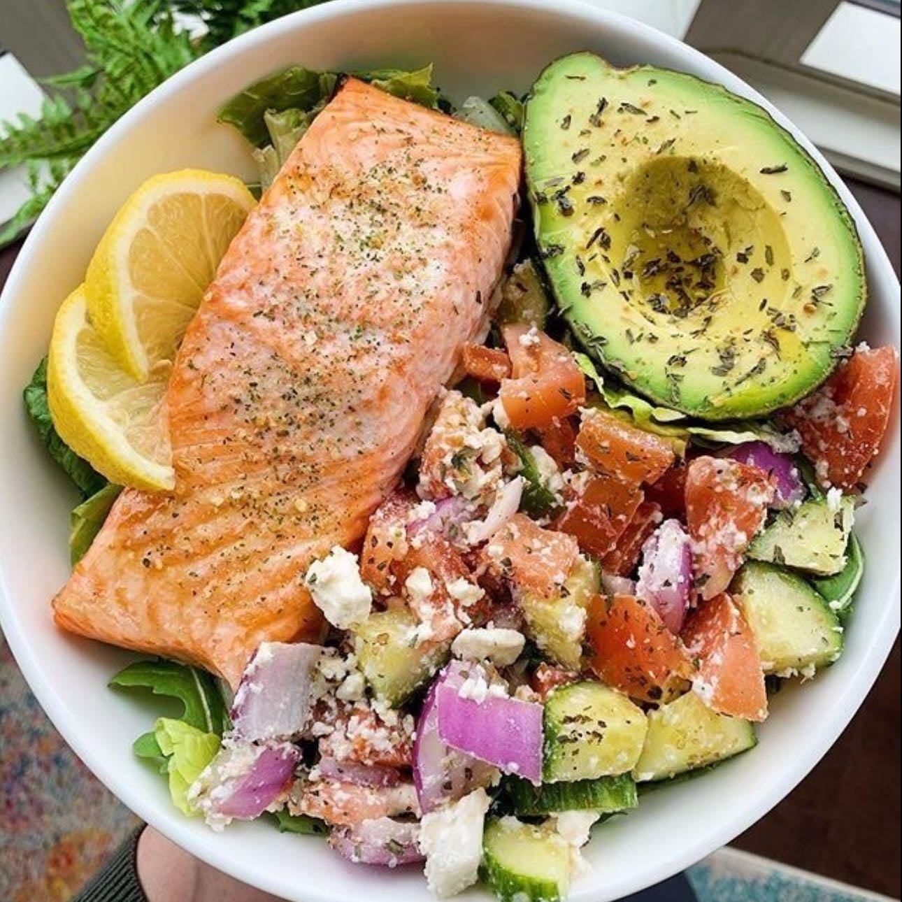 No carbs (6 days a week) 🥗 - Limit your intake of refined carbs such as bread, pasta, and sugars. Replace them with veggies.