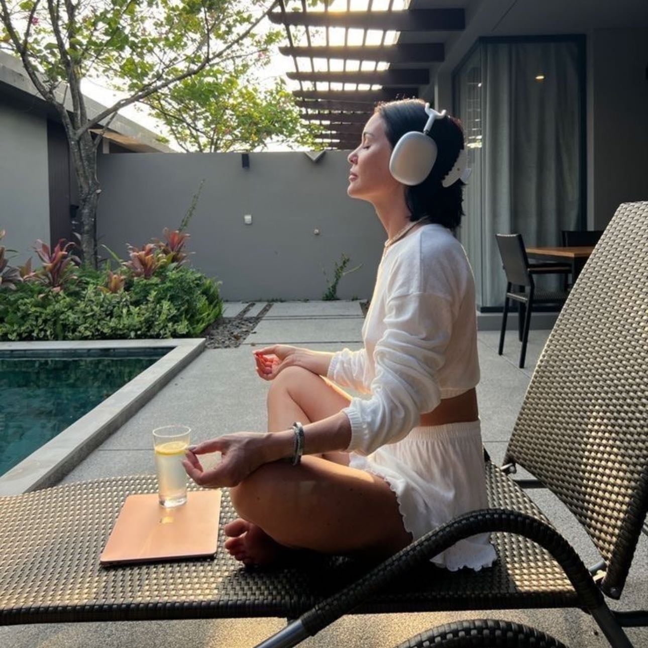 Meditate for 10 minutes (daily) 🧘🏼♀️ - Spend 10 minutes meditating or practicing mindful breathing to reduce stress and improve focus.
