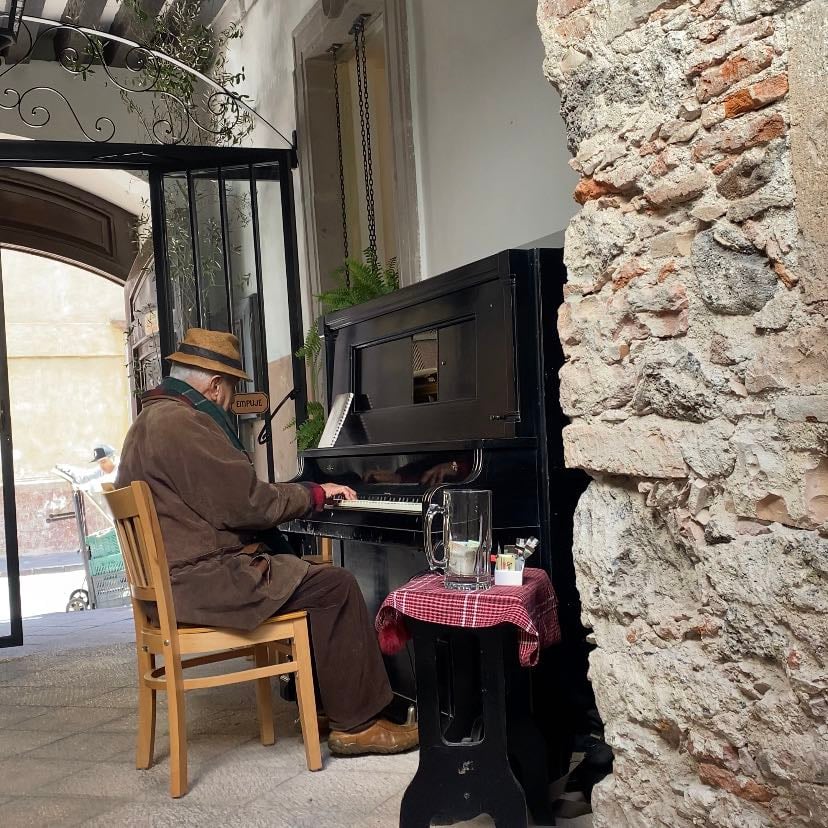 DOLCE BISQUET - QUERETARO CENTRO - Piano en vivo y todo el personal súper amable.