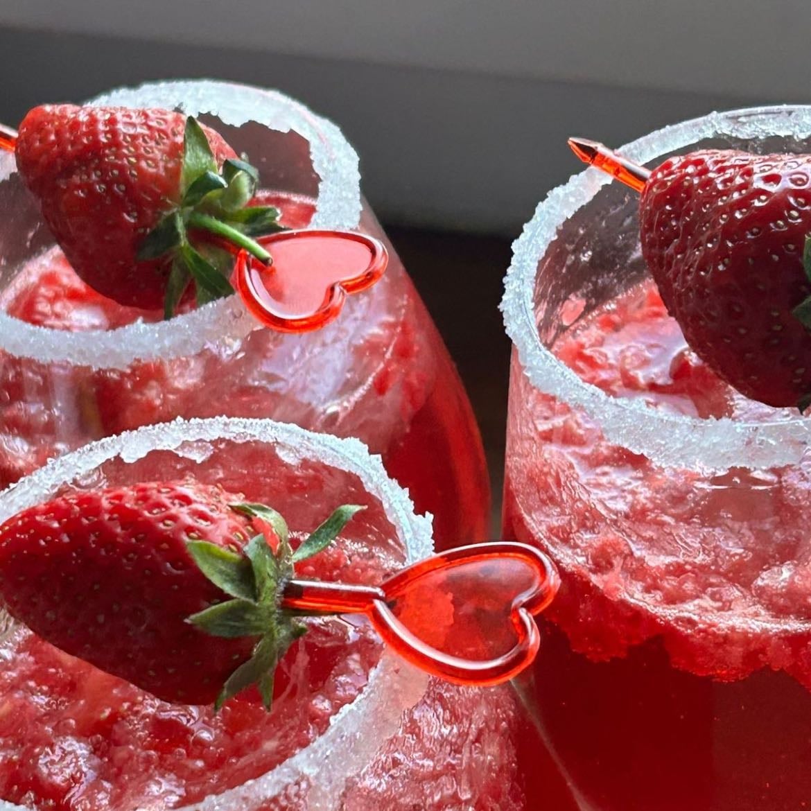 Bebidas rositas - Hay muchos tutoriales de bebidas rosas que son deliciosas pero en lo personal recomiendo el Starbucks Mango Dragonfruit Refresher, ya sea que busquen cómo hacerlo o lo compren