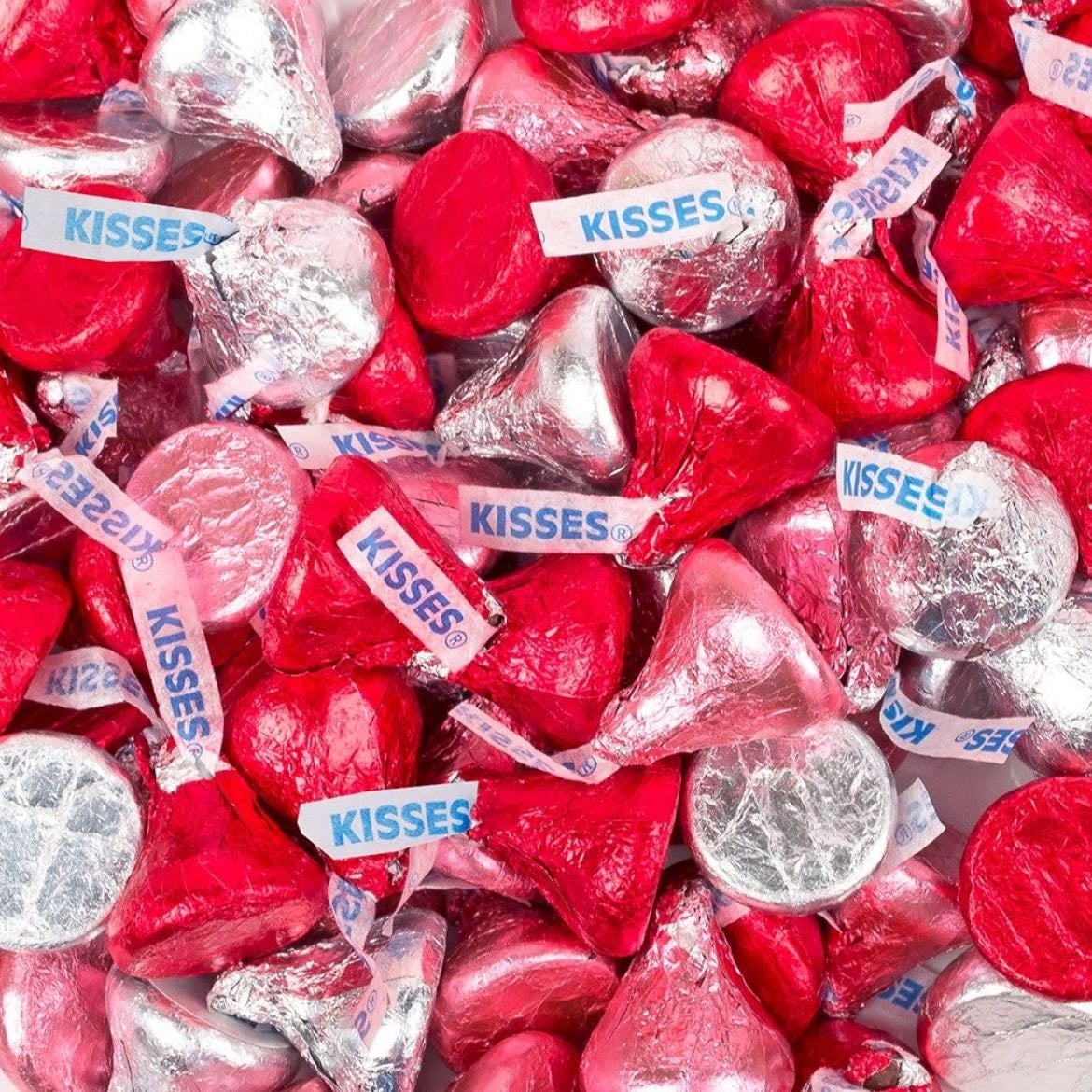 Chocolates - Preferiblemente con envoltorios plateados, blancos, rosas o rojos así va a juego con todos. Si son diferentes chocolates mejor así habrá para todos los gustos