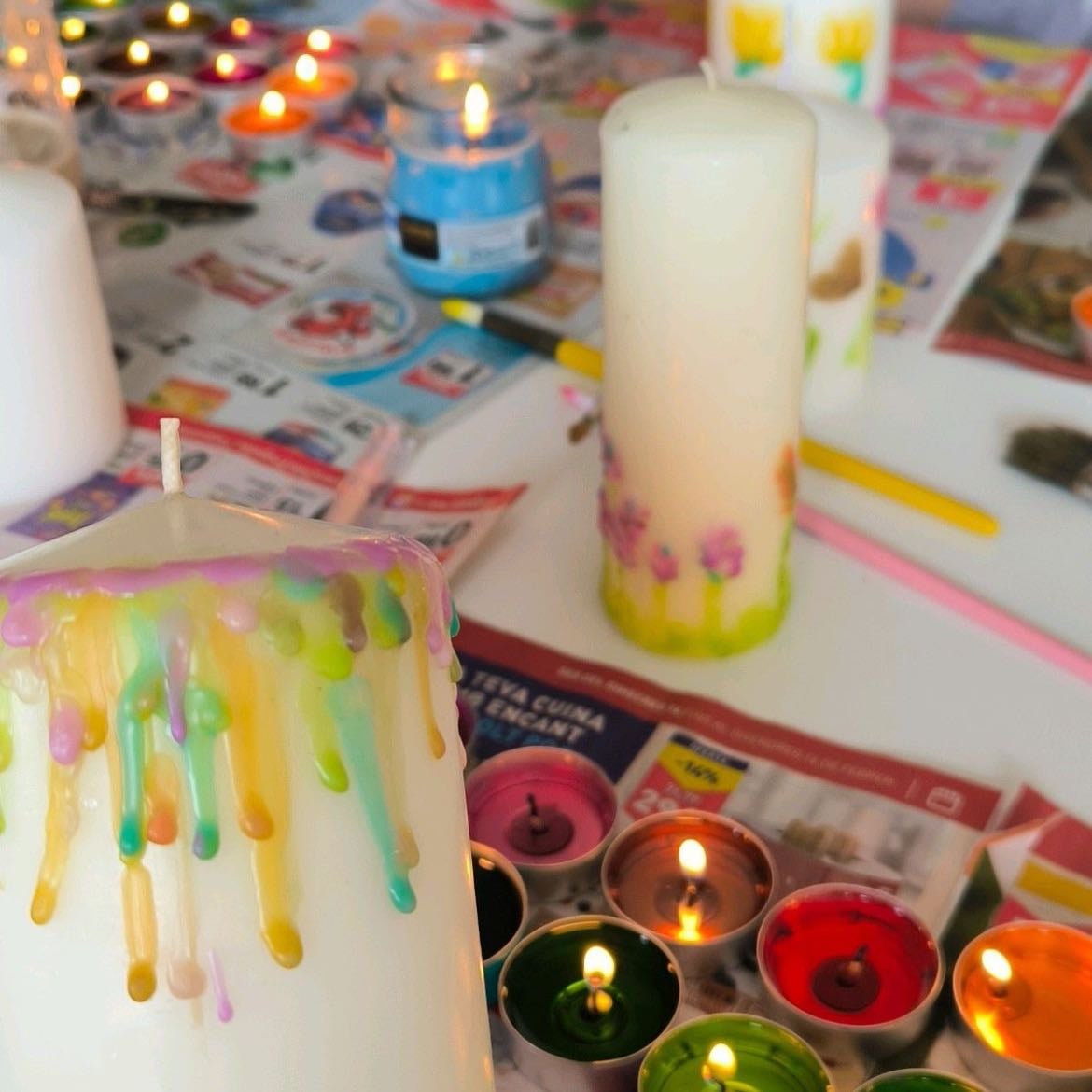 Hacer o pintar velas - Ahí tienen más opciones porque pueden hacerlas desde cero y luego pintarlas, o solo comprar velas blancas y algunas de colores para pintar las blancas