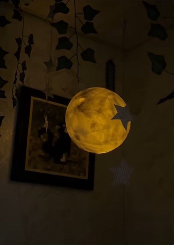 Paper mâché moon lamp - Needs: glue, water, balloon, little plastic light