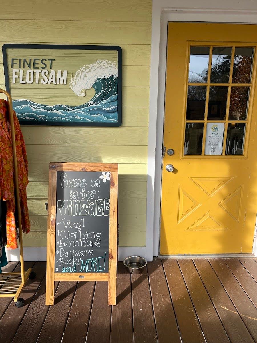 Castaway Vintage & Vinyl - 5 min walk