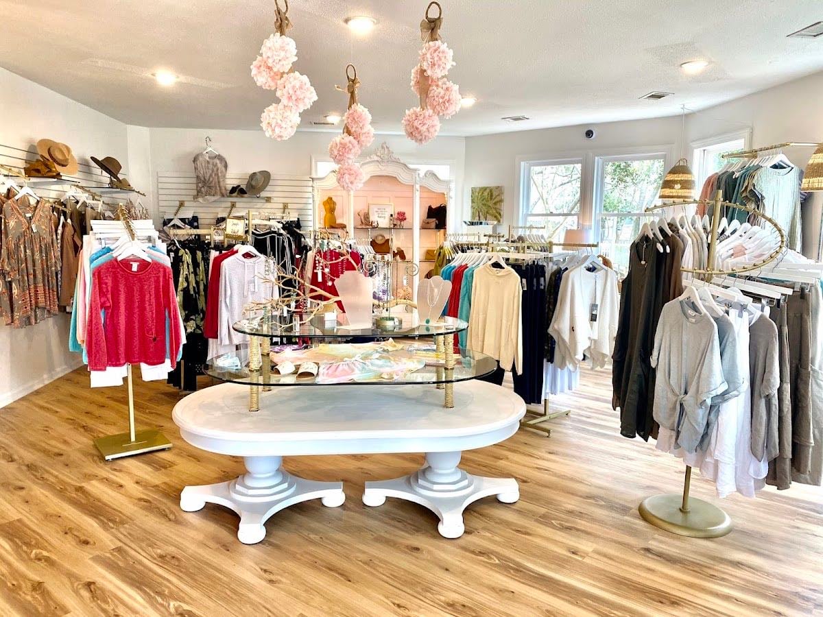 Mango's Boutique - 5 min walk