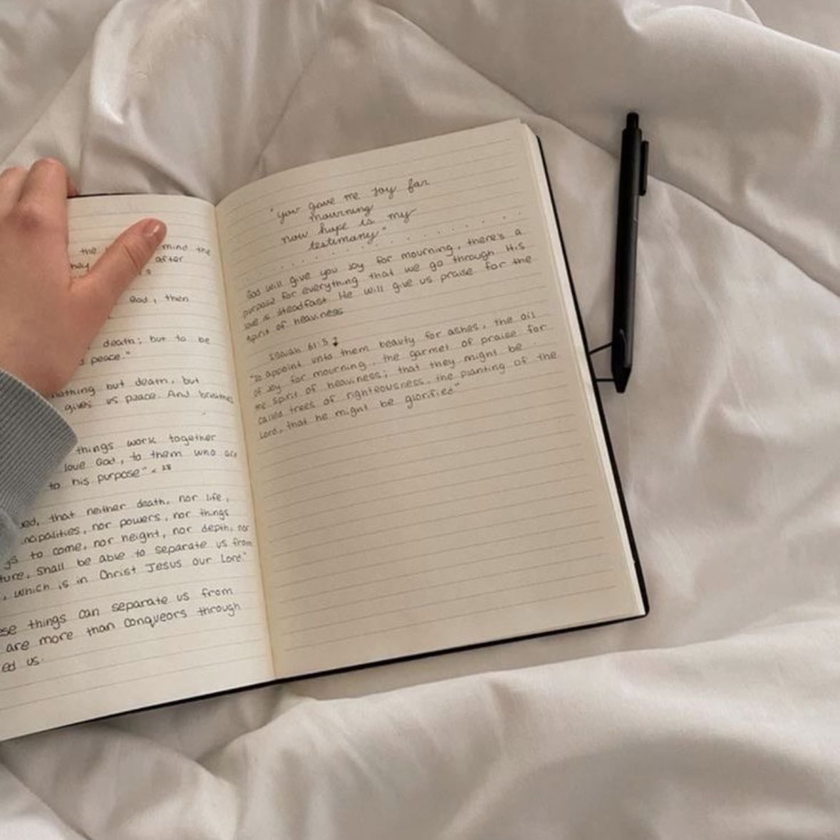 Escribir - se escribe sobre el otro cosas como: qué te gusta de esa persona, qué planes quieres hacer, por qué le quieres… y todo eso para luego dárselo y que se lo quede (queda más bonito si es en papel)