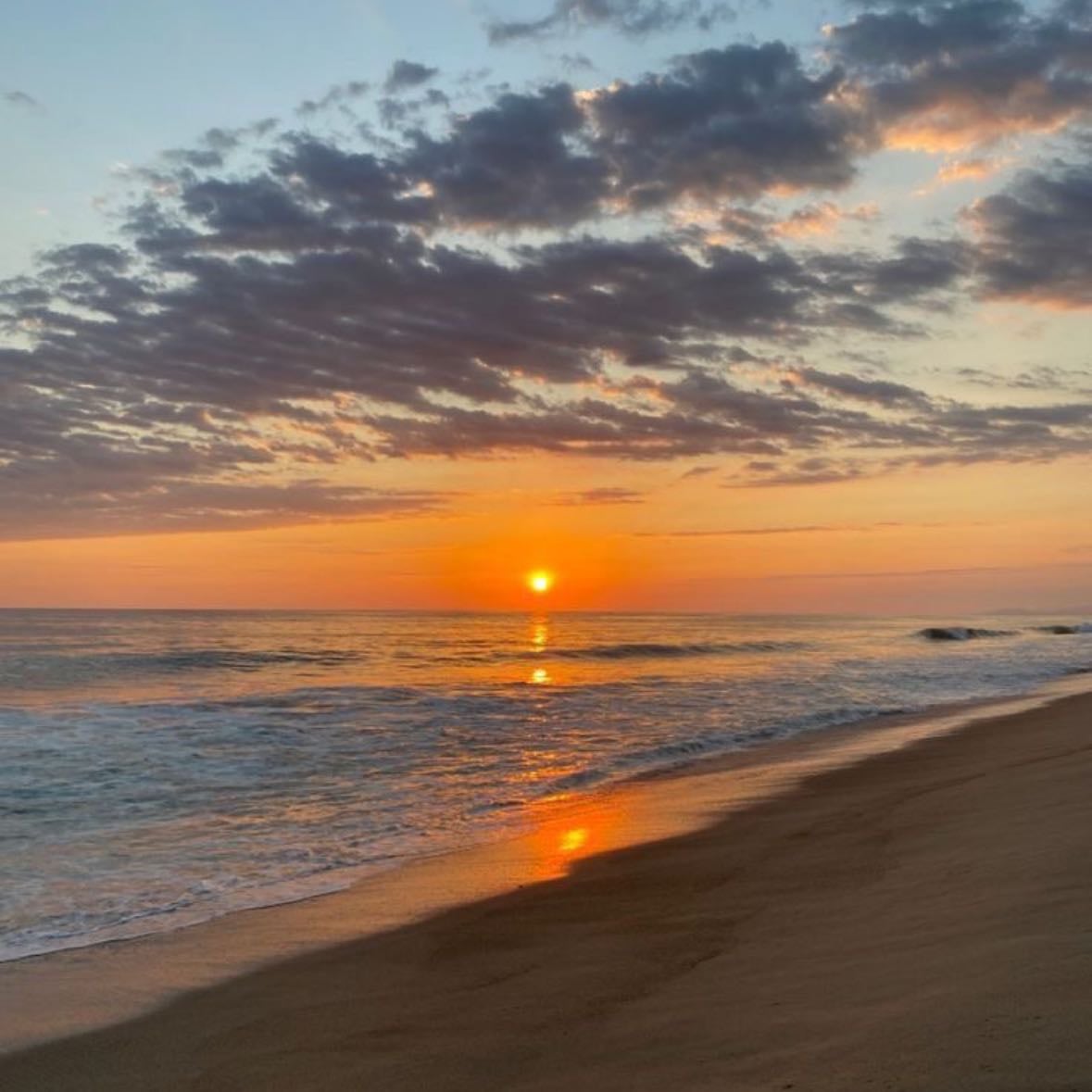 Atardecer - buscar un lugar bonito y quedarnos juntos simplemente viéndolo
