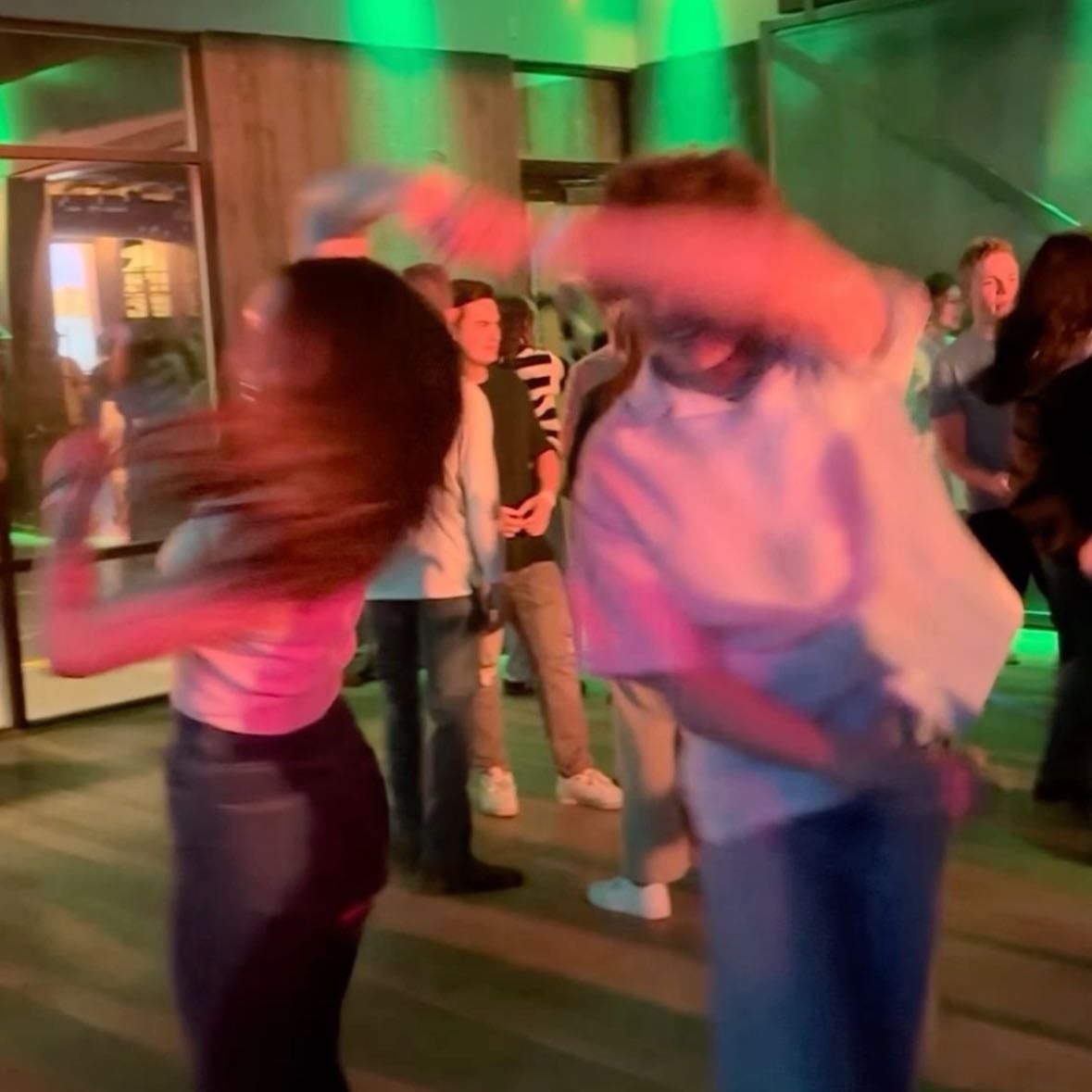 Bailar - poner canciones en una playlist y luego bailarlas juntos