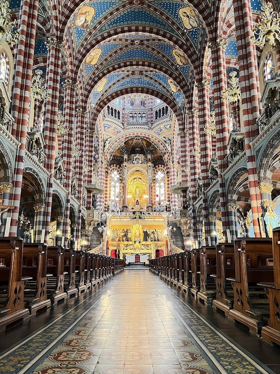 Basílica María Auxiliadora y San Carlos