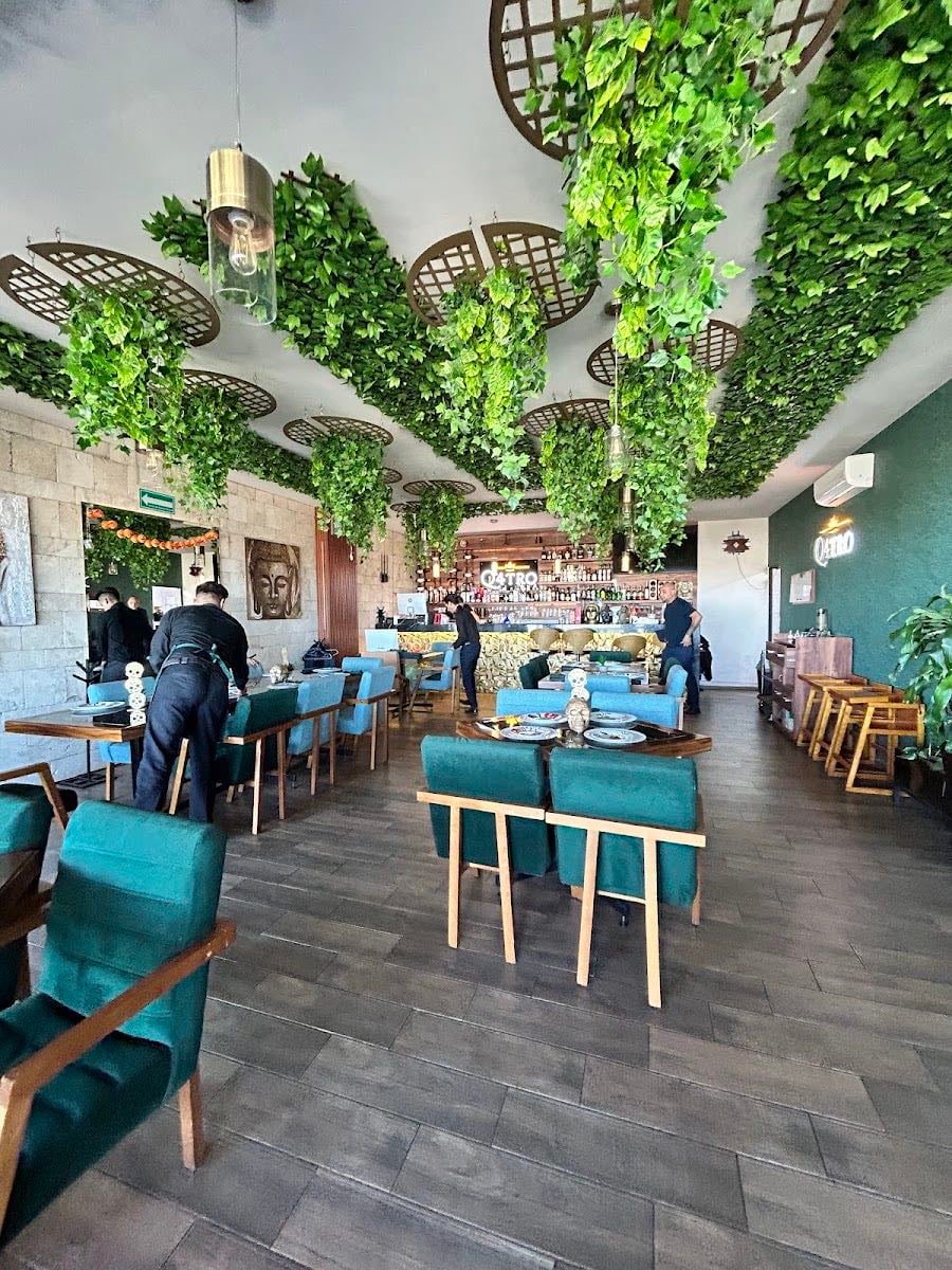 Q4tro Restaurant & Bar