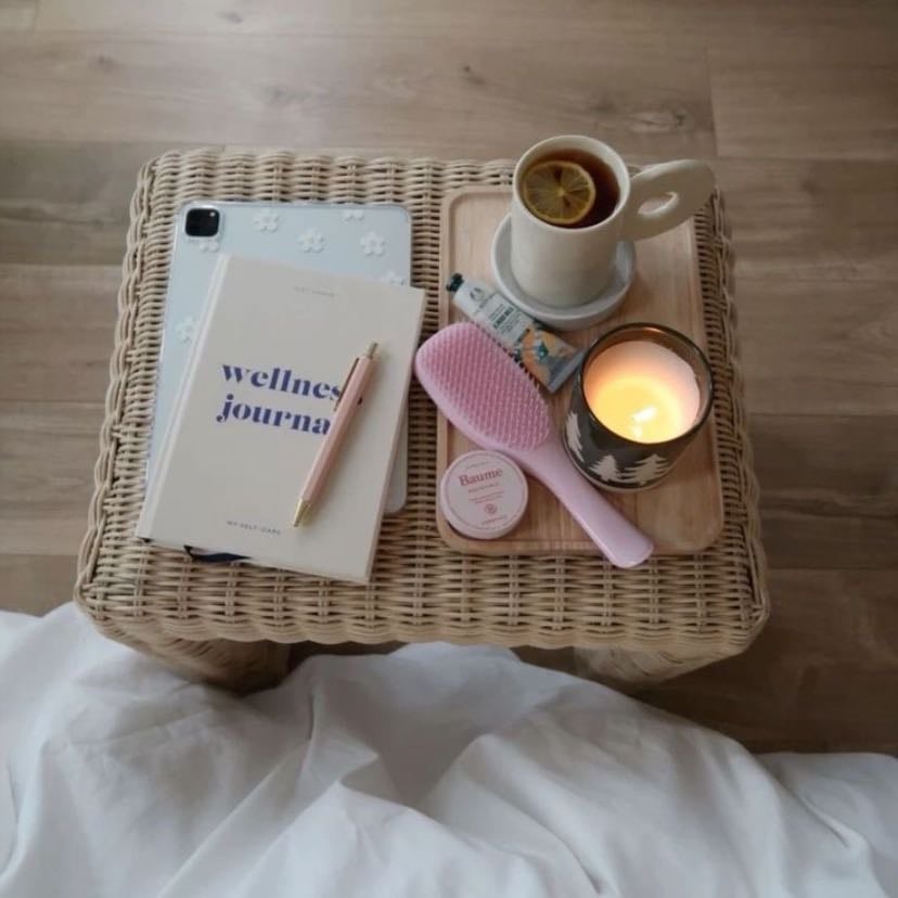 self care day - un día de cuidado personal y mental, una taza de té, una velita, buena música y cuidarte <3