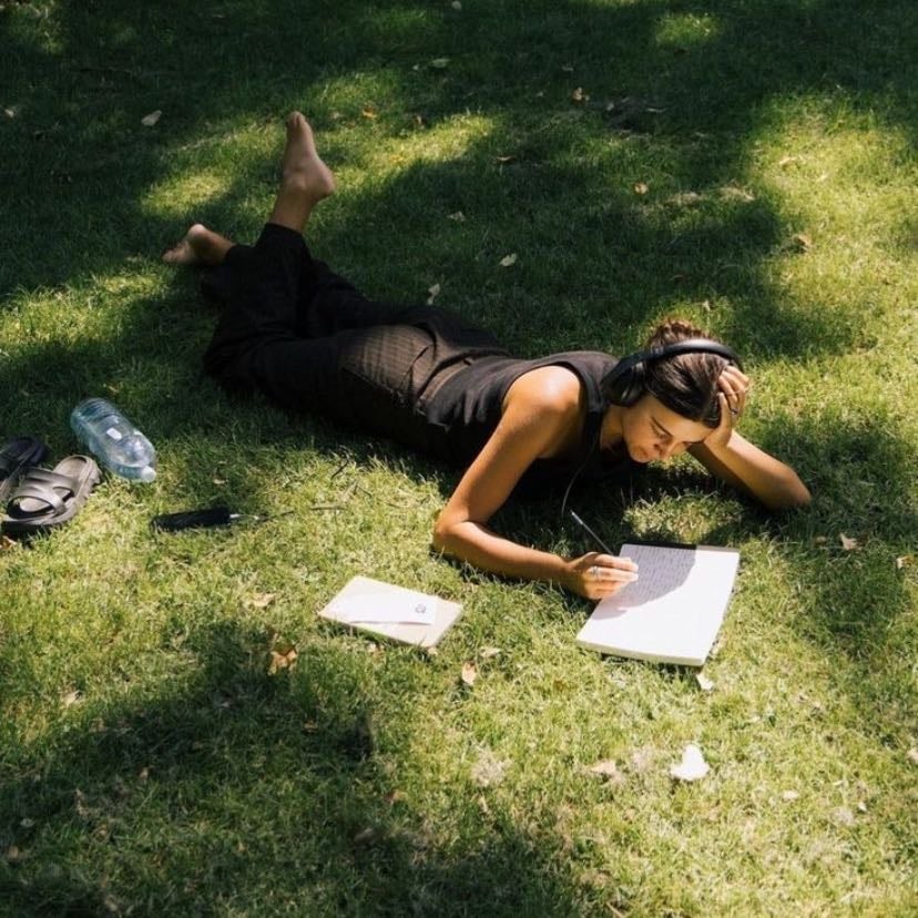 tarde de lectura - puede ser en un parque, un espacio verde con una buena vista<3