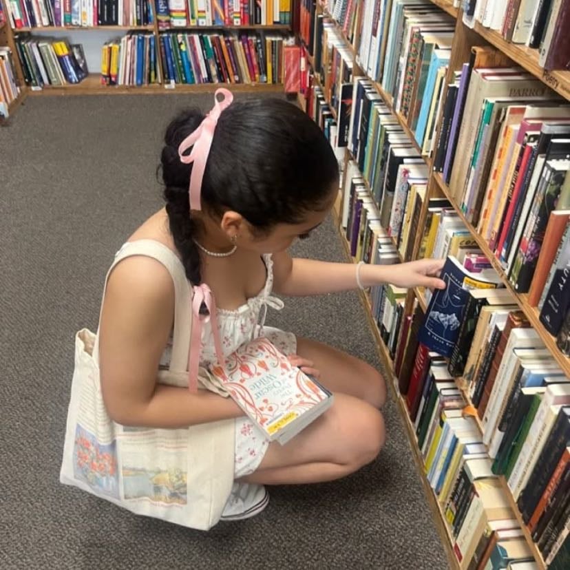 ir a una librería - simplemente a ver, comprar un libro nuevo y ser feliz<3