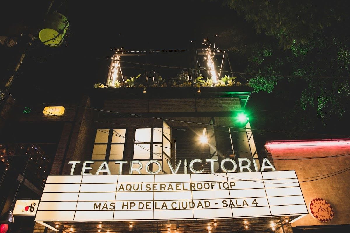 Teatro Victoria - Cuenta con un ambiente y música distinto para cada sala