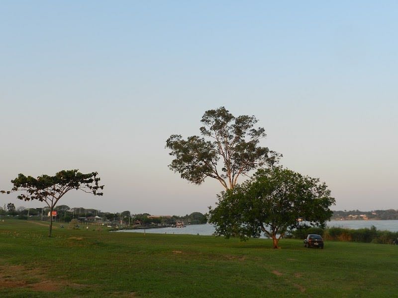 Área verde ao lado da primeira ponte