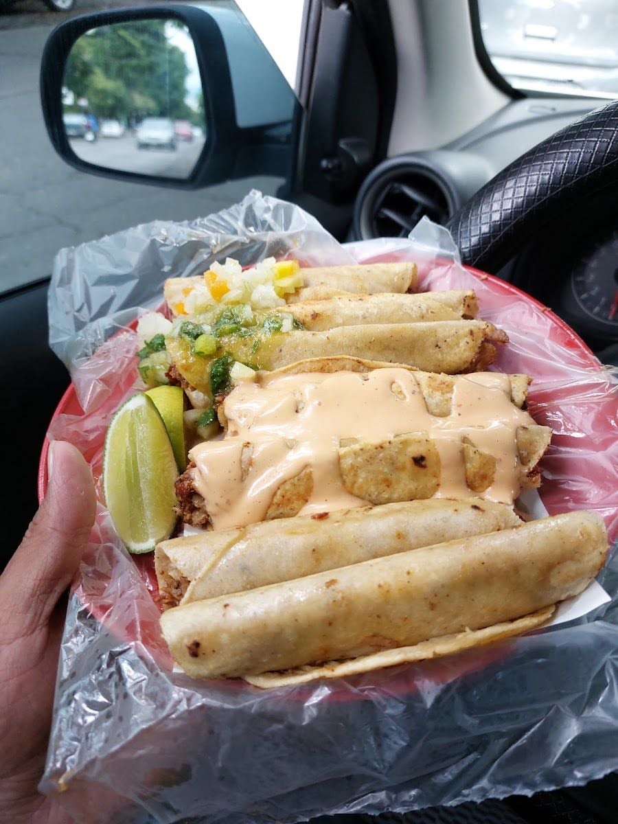 Bolillos con relleno Don Chimis