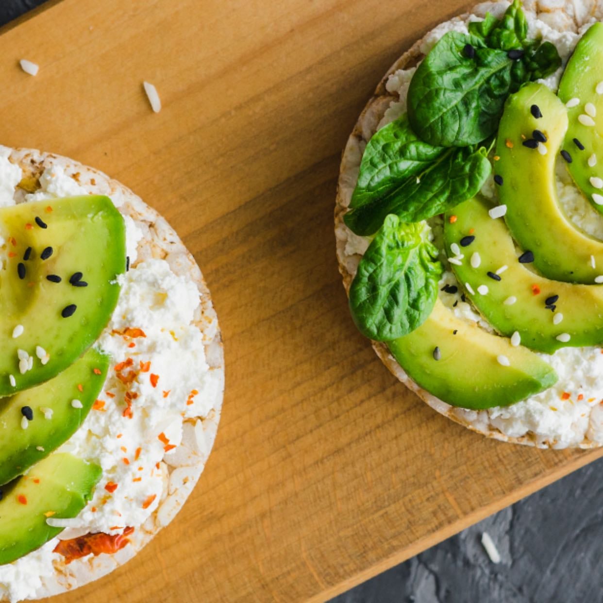 Galletas de arroz con aguacate
