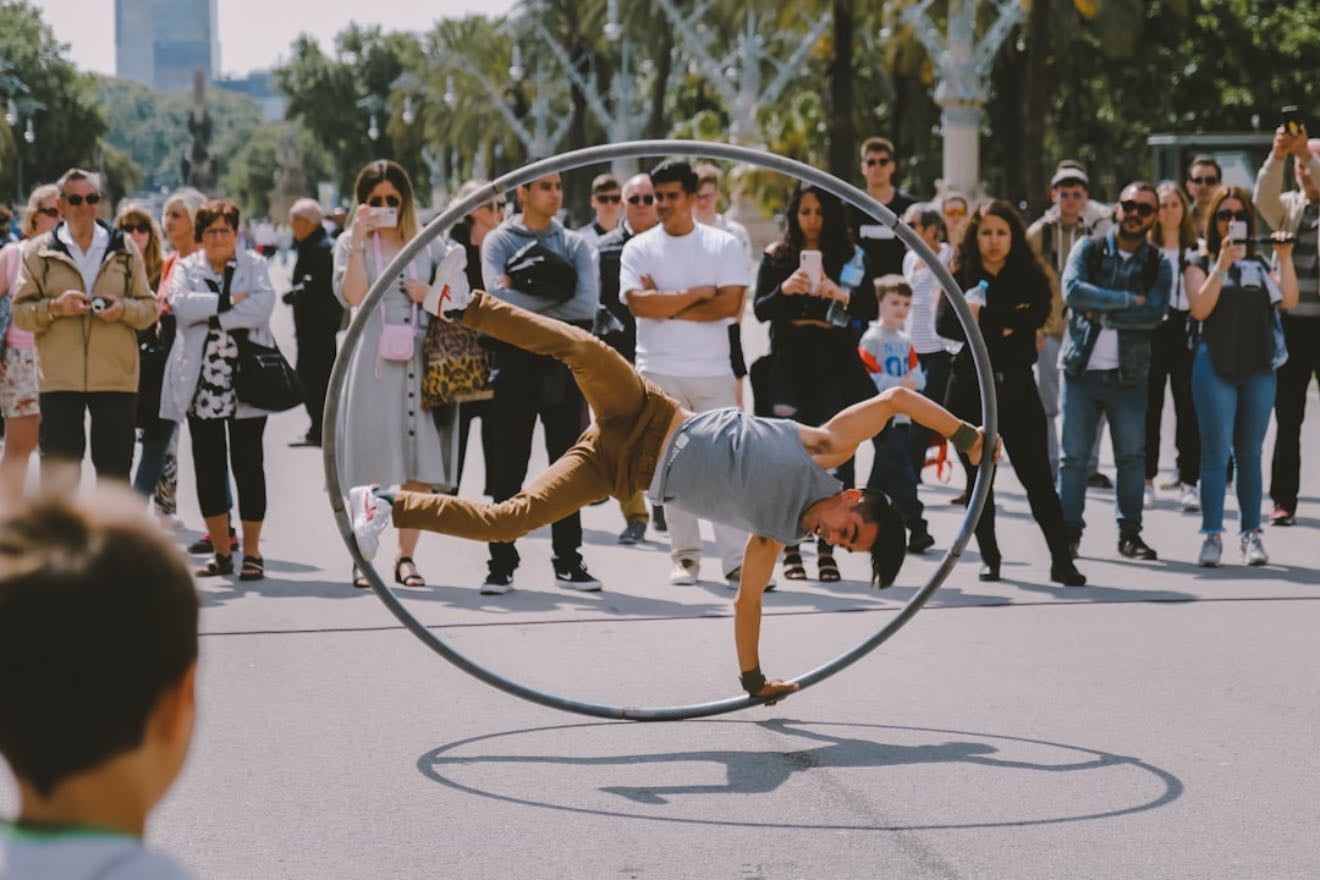 Saltos de comba o hula hop - 5–10 min diarios para probar.