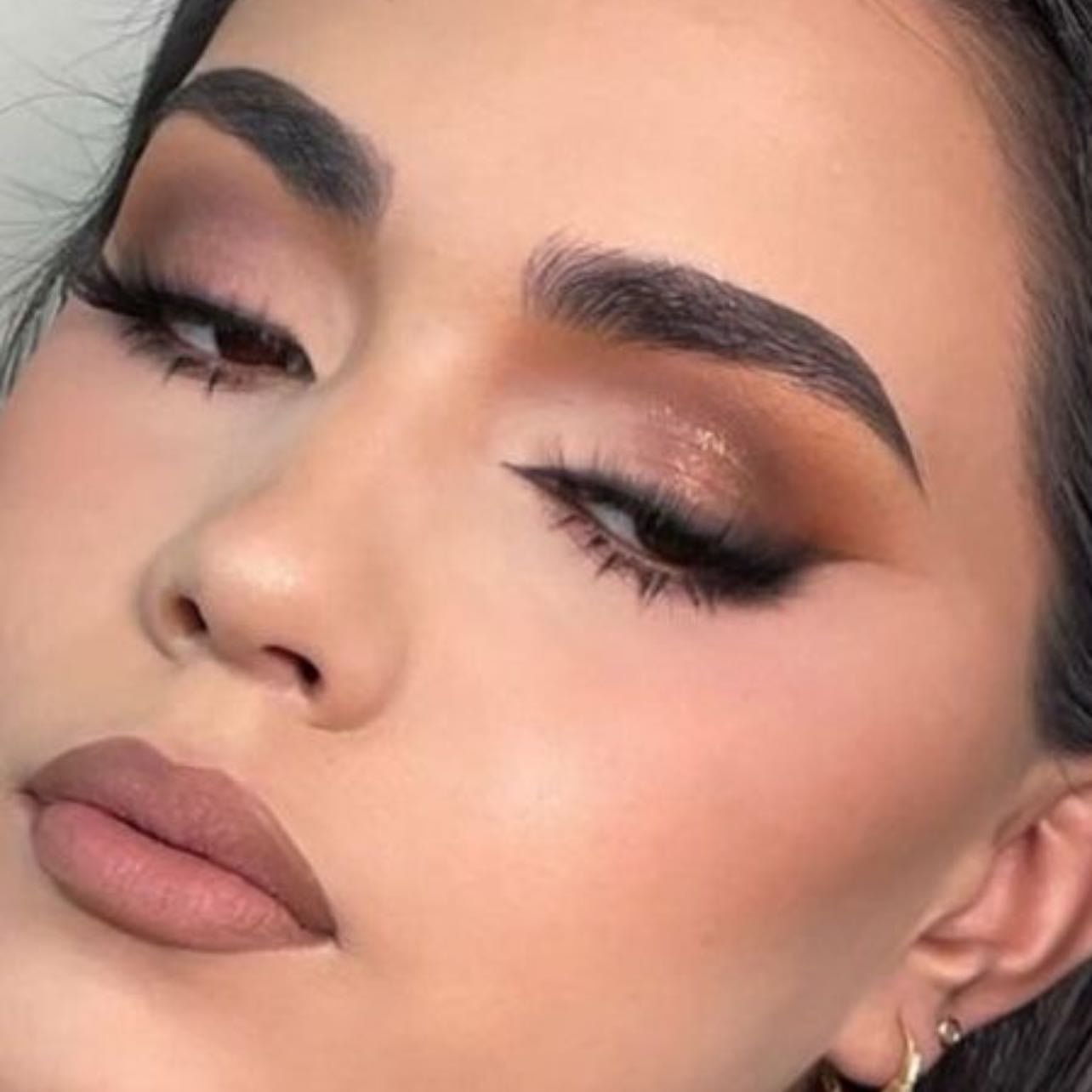 Cut crease en tonos café y glitter