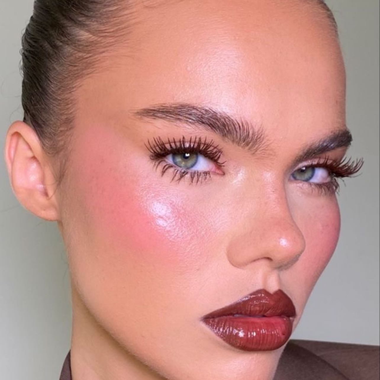 Piel glowy con atención en los labios