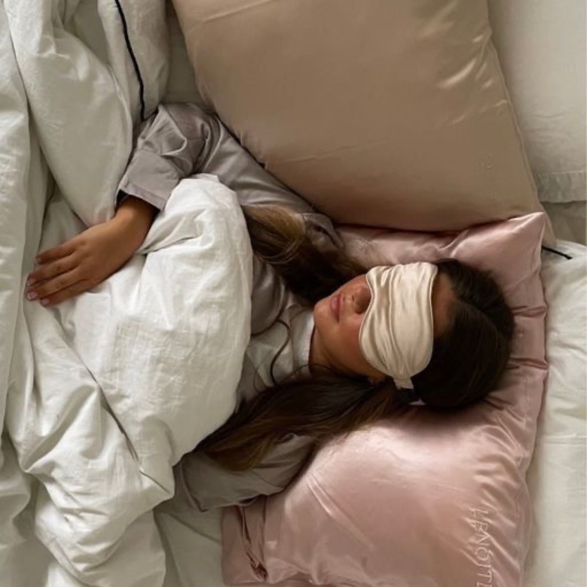 Rest day🧘🏼♀️🧴💅🏼🧖🏼♀️ - Once a week, take a rest day to rest and stretch and skip exercise. Focus on skin and nutrition.