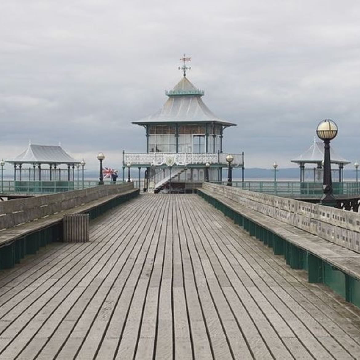 clevedon pier & heritage trust! - ubicación del video musical de you and i 🎥