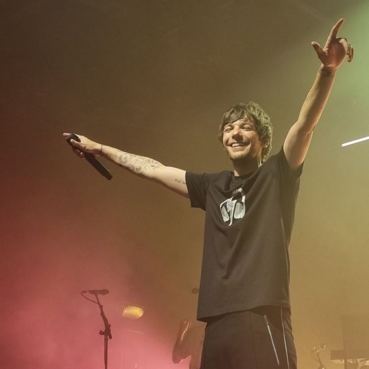 happy birthday louis !!💓 - louis has the kindest heart in the world, he's always cared for those around him. honestly i don't know where i would be today without louis, he means so so much to me 🫶🏼 i love you so much louis, thank you