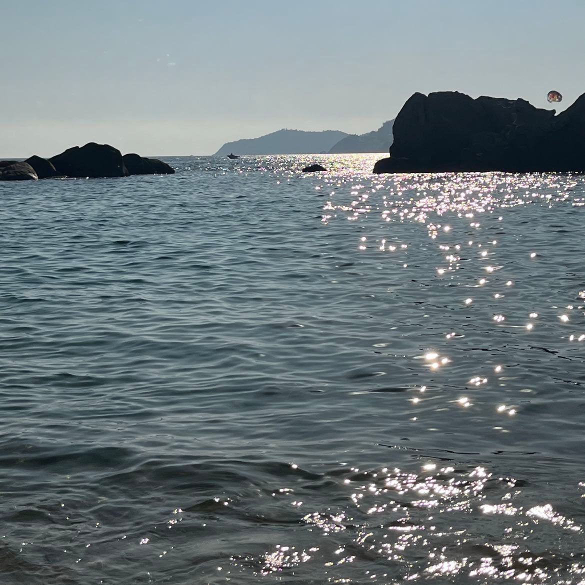 sparkling waves - ese momento en el que el sol se refleja de forma preciosa sobre el mar 🤍