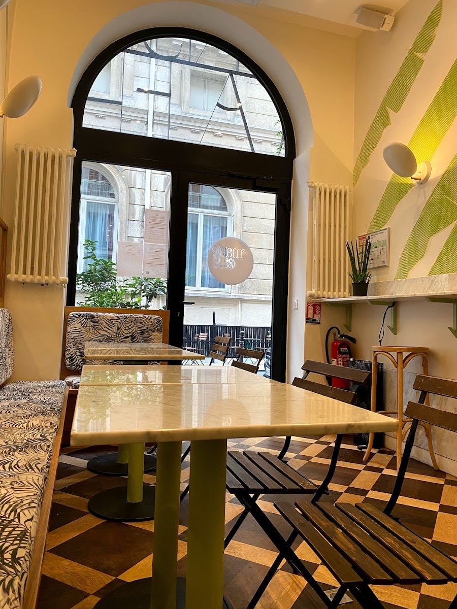 Maisie Café.