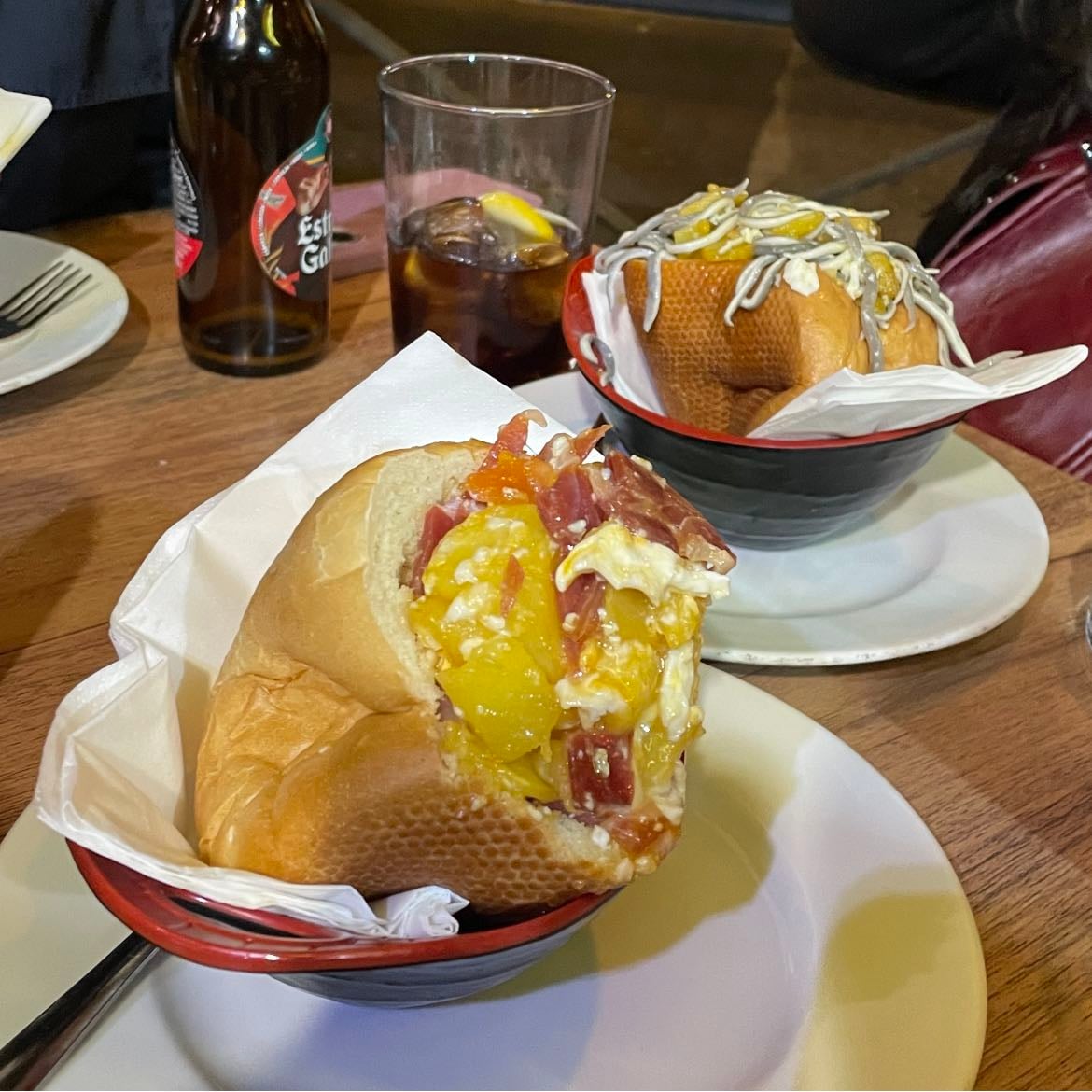 Los Rotos de Arlanza - Son unos bollitos de pan rellenos de huevos rotos con jamón, gulas u otros ingredientes. Son muy baratos y están súper ricos. Está genial para tomar algo.
