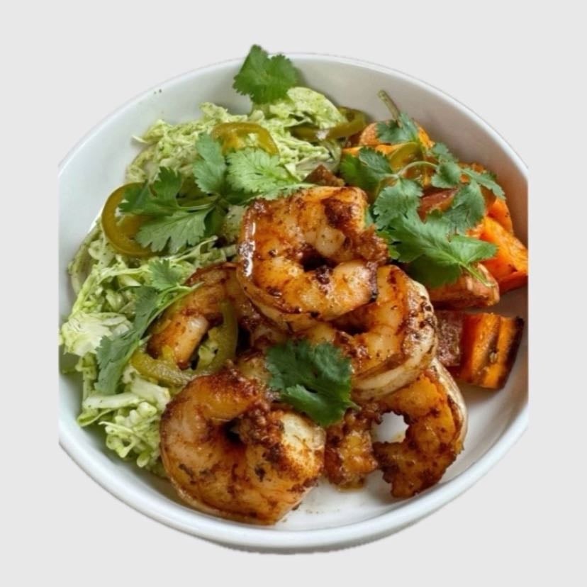 Bowl de camarones con lechuga rallada, cilantro y jalapeños(opcional)