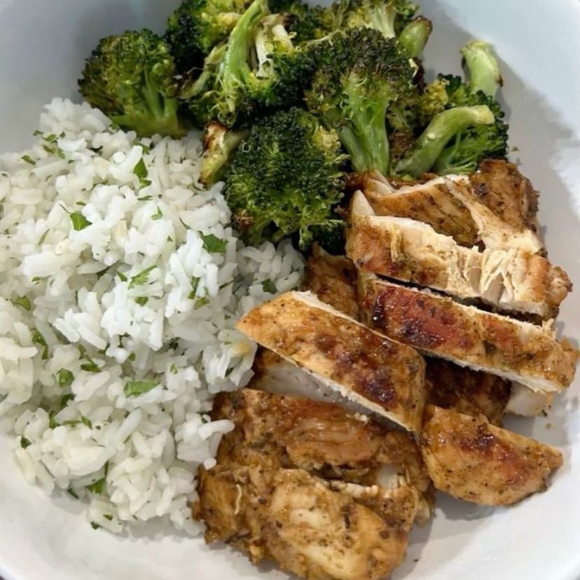 Arroz blanco con brócoli y pechuga de pollo
