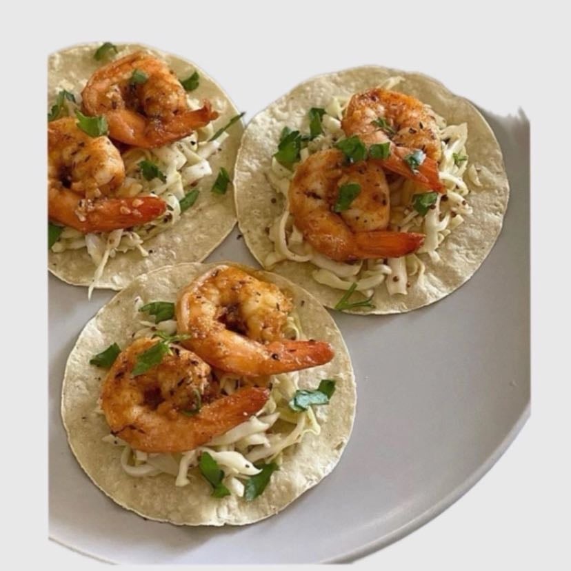 Tortillas de camarones con queso rayado y cilantro