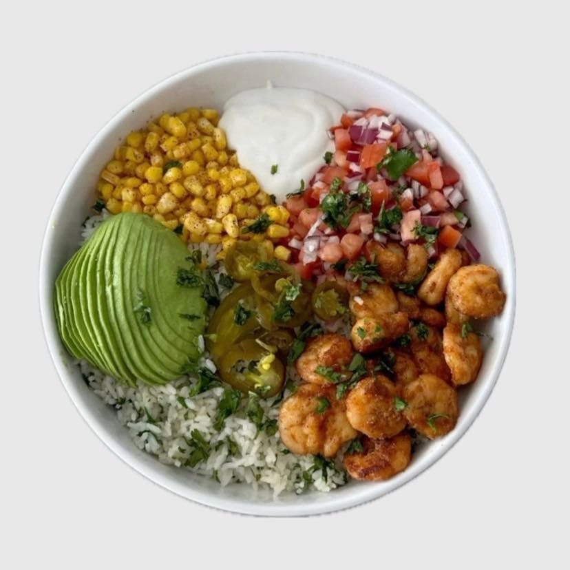 Bowl de arroz blanco , cilantro , pico de gallo, aguacate, maíz ,camarones y queso crema