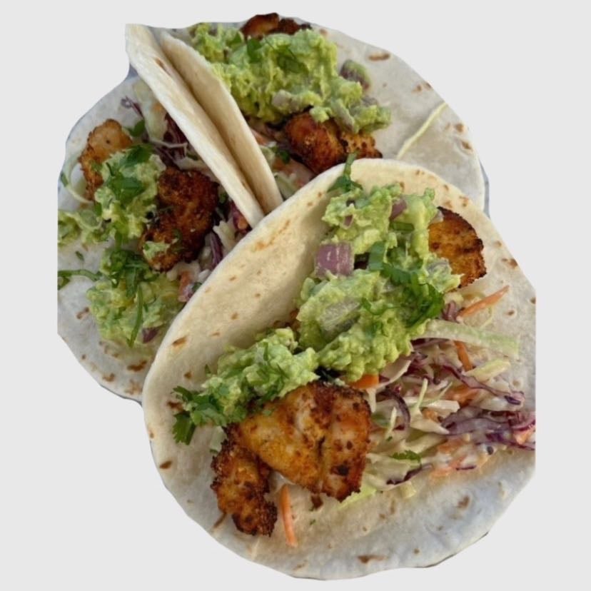 Tortilla con cebolla roja rallada , zanahoria , lechuga ,pollo y aguacate