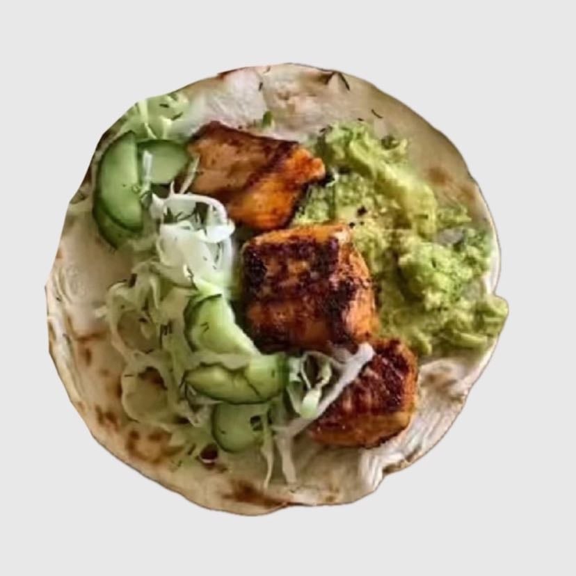 Tortilla de aguacate, pepino , salmón ahumado y repollo rayado