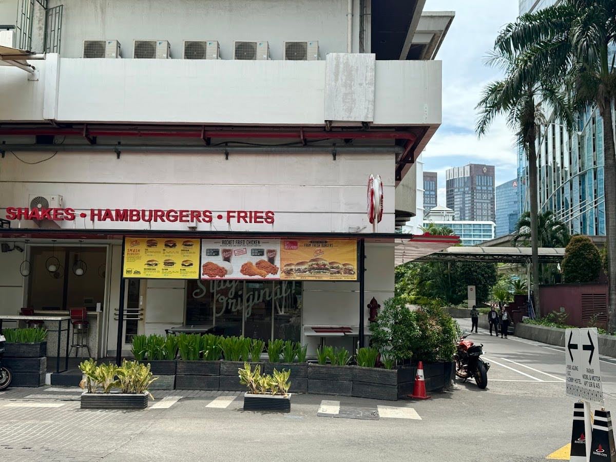 Johnny Rockets Sahid - Chicken tenders here so yum 馃馃