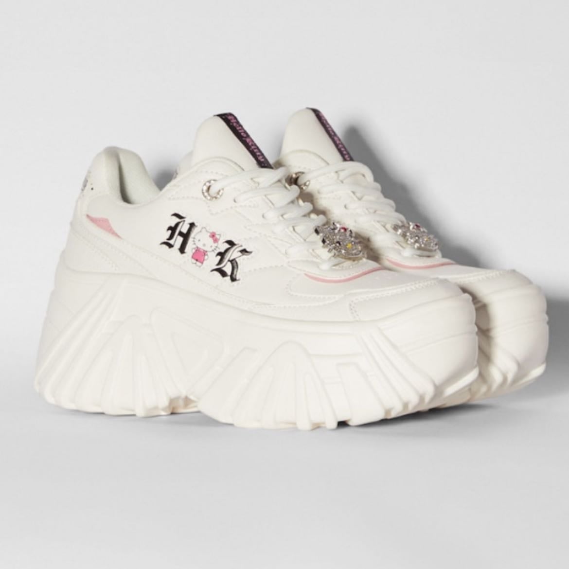 White shoes - White shoes with platform
-(I use this ones that I bought in Bershka long time ago cause I don’t have more white shoes at home… but as long as u use white shoes, it doesn’t matter which ones)