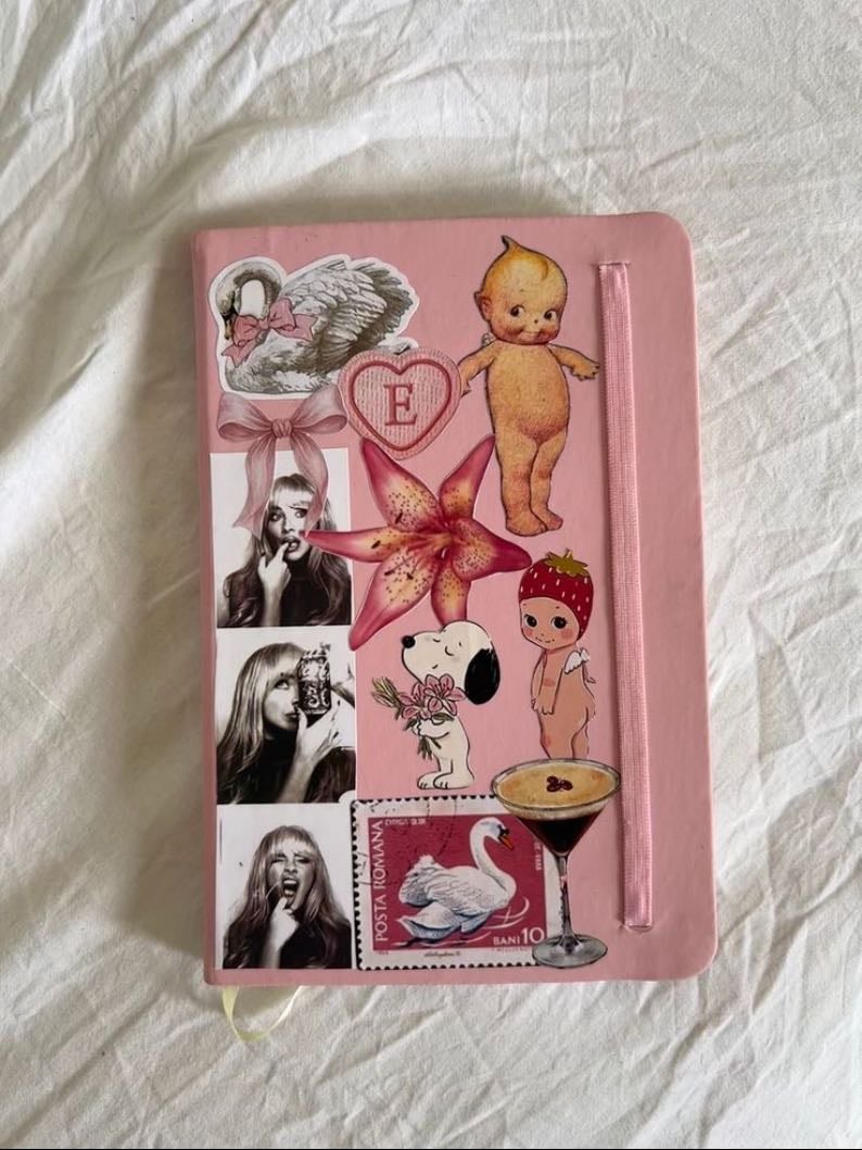 Journal creativo💋✨ - En este pongo de todo pero con creatividad, todo lo material que tenga que ver con algo que paso, cualquier cosa que de pueda pegar, stikers, papelitos, estiquetas todo. Poner cosas mias, dibujos, poemas y acontecimientos.