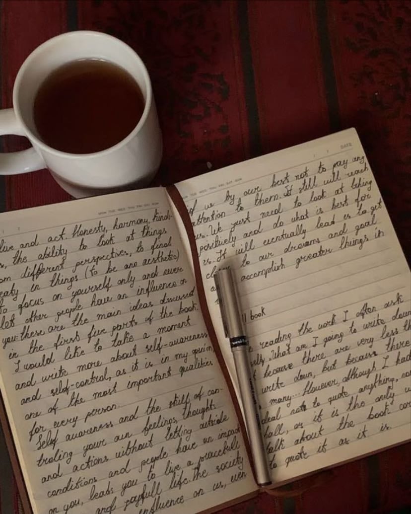 Journal de sentimientos🖋️✍🏻 - Este es como un diario, escribo lo que me va saliendo, lo que voy sintiendo escribo en el cuando quiero desahogarme y contar un poco de mi vida actualmente en el momento en que escribo. Pienso que como todos los además journal que quiero hacer son para no olvidar, para después recordar como era en ese momento, como sentía y como pensaba mi yo de el pasado.🌱🦋👤